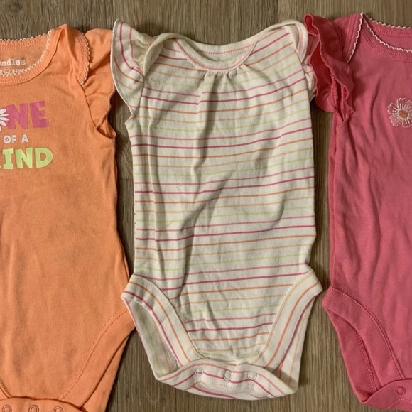 Bundles Baby Place Girl’s Size 0-3 Months Lot Of Four Flutter Sleeve Rompers - Picture 4 of 5